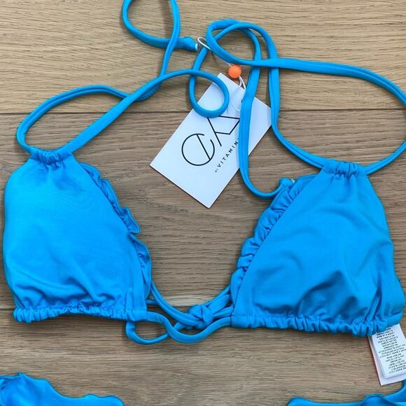 Vitamin A Reversible Blue Ruffle Triangle Bikini Top NEW Small/6 - Picture 5 of 7